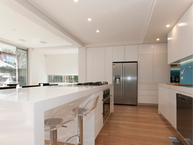 stone-kitchen-island-benchtop-white-80mm-mitred-edge-join-artarmon-sydney-benchmark-stonemasons